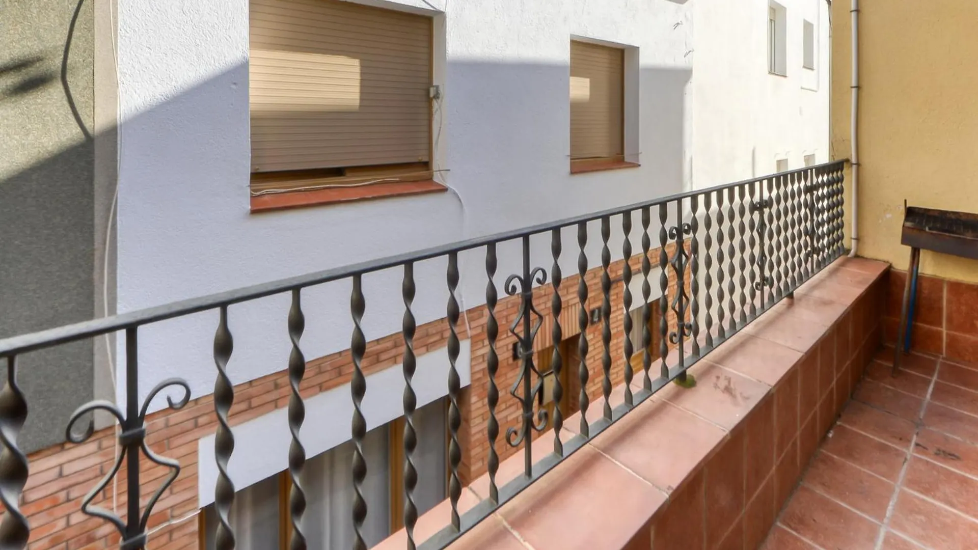 Spacious Apartment With Terrace Roses 0*,