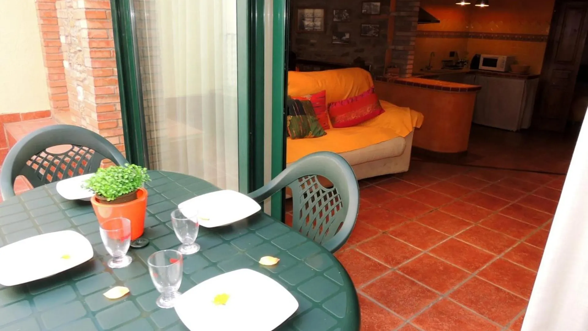Spacious Apartment With Terrace Roses