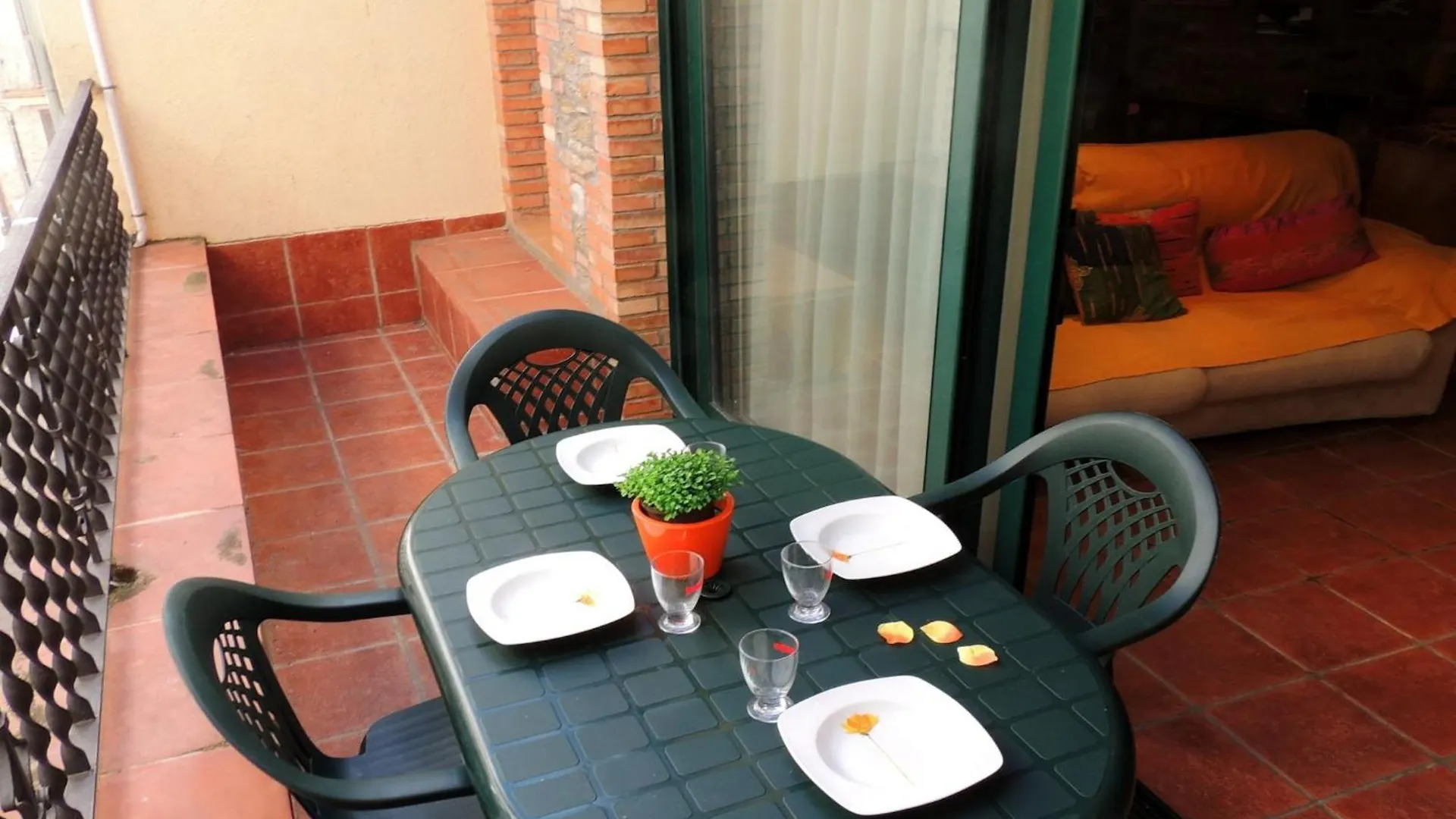 Spacious Apartment With Terrace Roses