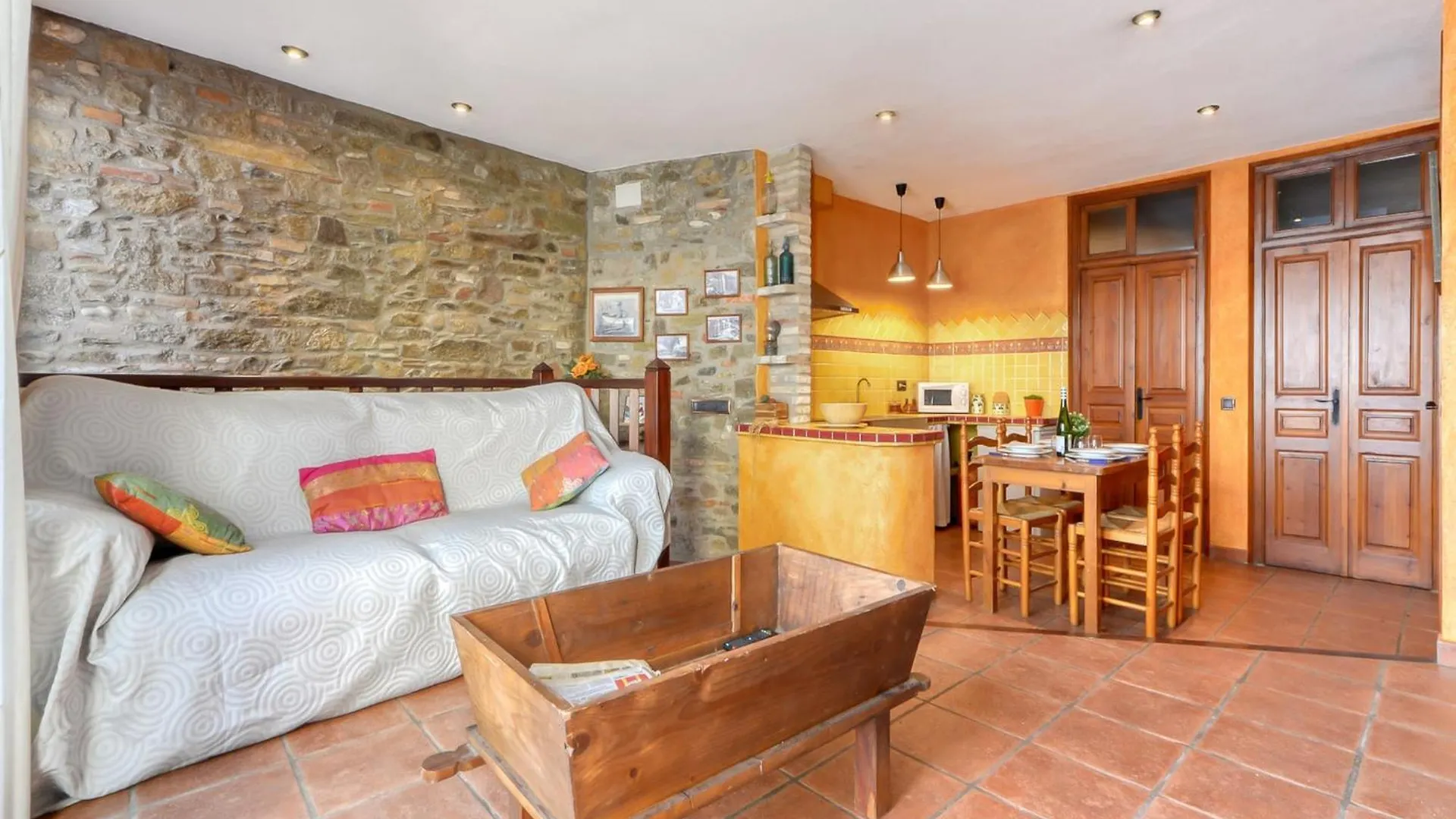 Spacious Apartment With Terrace Roses